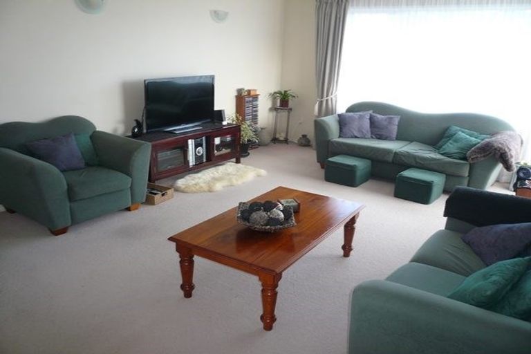 Photo of property in 22 Staincross Street, Green Bay, Auckland, 0604