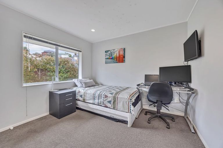 Photo of property in 6 Hanly Close, West Harbour, Auckland, 0618