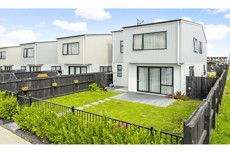 Photo of property in 2 Command Lane, Papakura, 2110