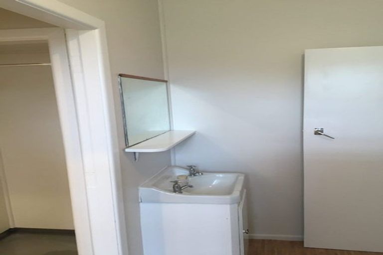 Photo of property in 4/2 Godley Road, Green Bay, Auckland, 0604