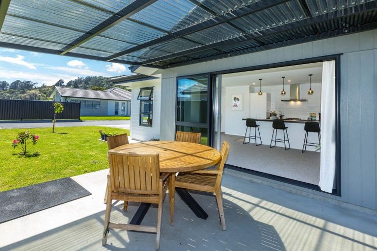 Photo of property in 16 Whitten Way, Wallaceville, Upper Hutt, 5018