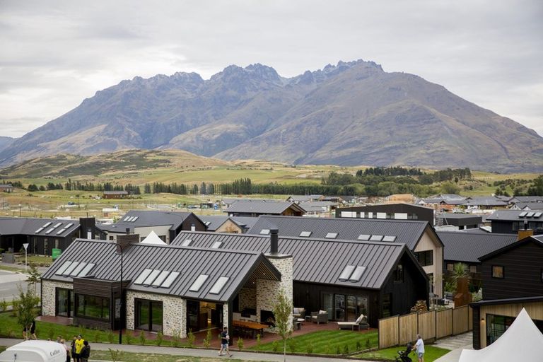 Photo of property in 9 Plough Street, Jacks Point, 9371