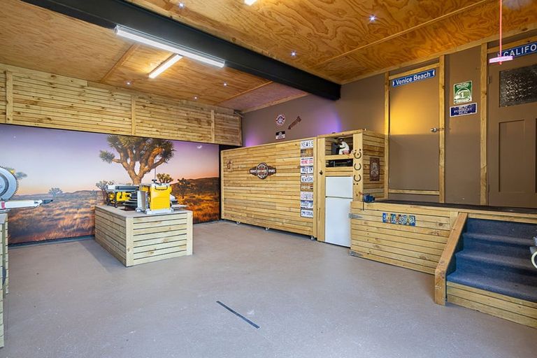 Photo of property in 16 Griffiths Grove, Newlands, Wellington, 6037