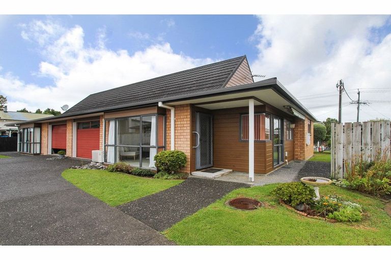 Photo of property in 2/56 Larnoch Road, Henderson, Auckland, 0610
