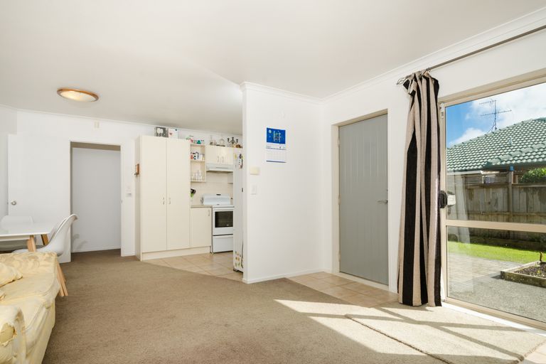Photo of property in 114f Colwill Road, Massey, Auckland, 0614