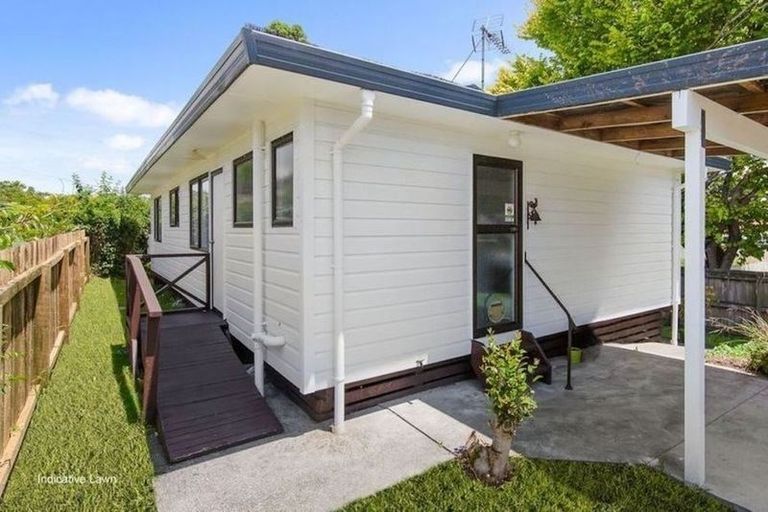 Photo of property in 2/58 Clevedon Road, Papakura, 2110