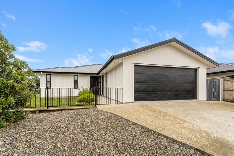 Photo of property in 1 Seagrass Place, Otaki Beach, Otaki, 5512