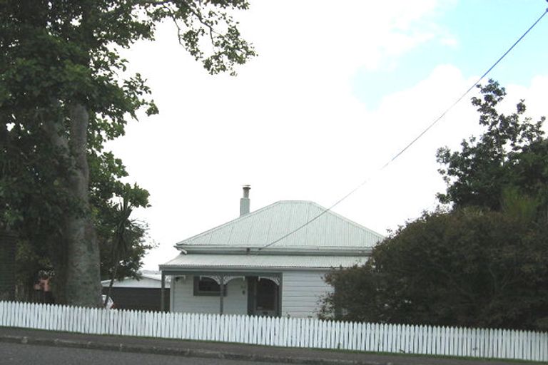 Photo of property in 44 Royal Road, Massey, Auckland, 0614