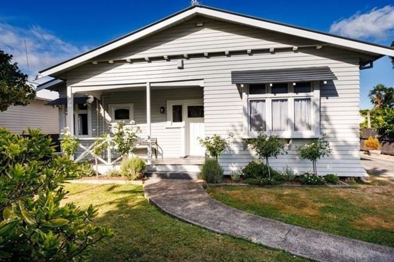 Photo of property in 8 Burns Avenue, Takaro, Palmerston North, 4412