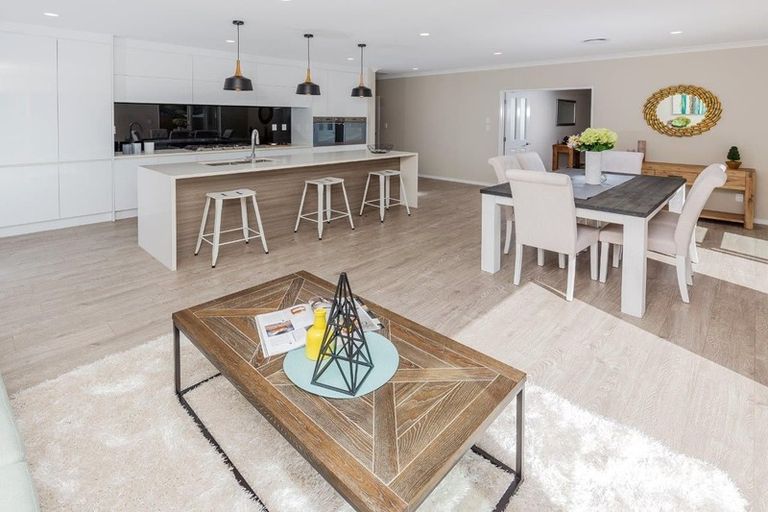 Photo of property in 18 Syd Grant Crescent, Orewa, 0931