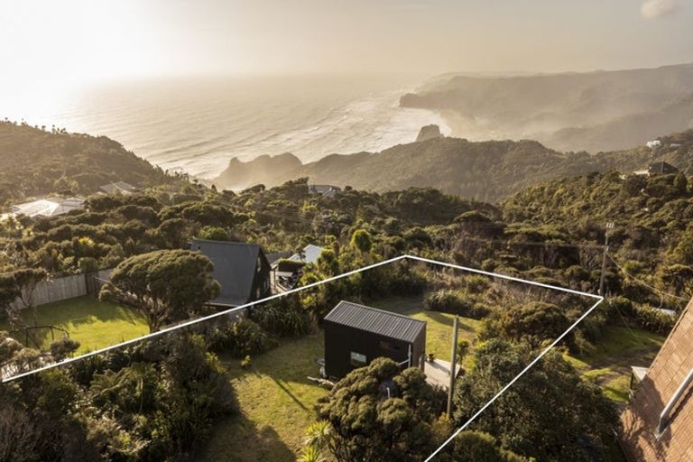 Photo of property in 6 Log Race Road, Piha, New Lynn, 0772