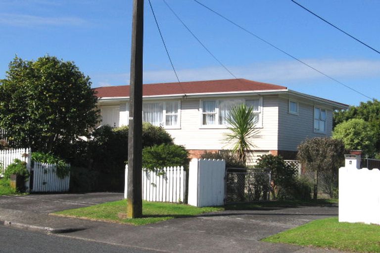 Photo of property in 2 Mayburn Road, Te Atatu Peninsula, Auckland, 0610
