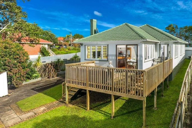 Photo of property in 100 Lincoln Park Avenue, Massey, Auckland, 0614