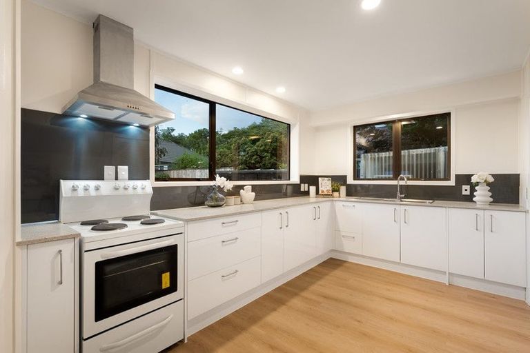 Photo of property in 2/21 Walter Strevens Drive, Conifer Grove, Takanini, 2112