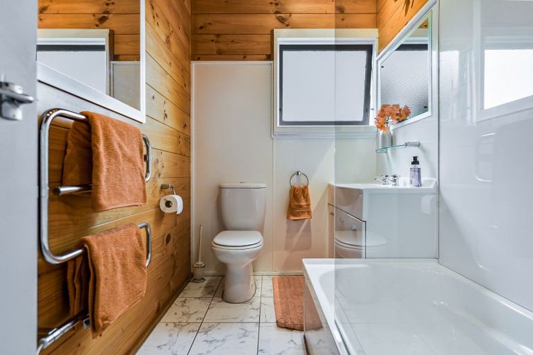 Photo of property in 92 Poaka Avenue, Dinsdale, Hamilton, 3204