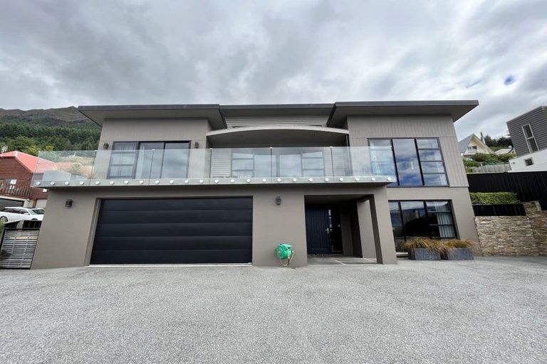 Photo of property in 70 Wynyard Crescent, Fernhill, Queenstown, 9300