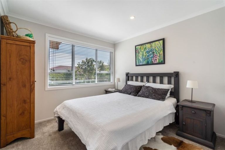 Photo of property in 2/9 Folkestone Street, Murrays Bay, Auckland, 0630