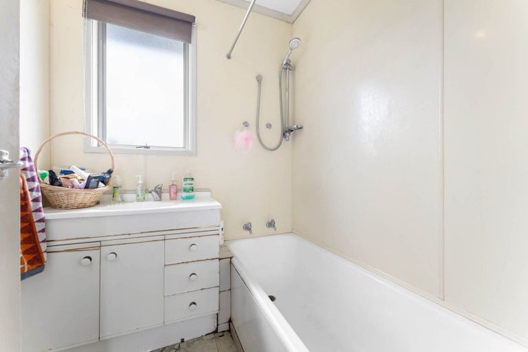Photo of property in 97 Vodanovich Road, Te Atatu South, Auckland, 0610