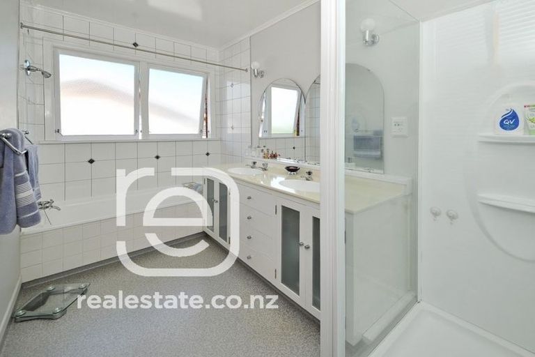 Photo of property in 124 Gossamer Drive, Pakuranga Heights, Auckland, 2010