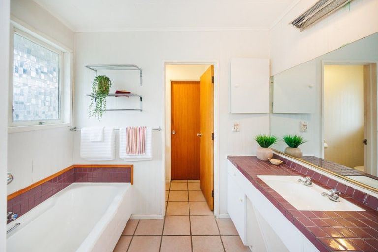 Photo of property in 17 Chilton Grove, Hokowhitu, Palmerston North, 4410