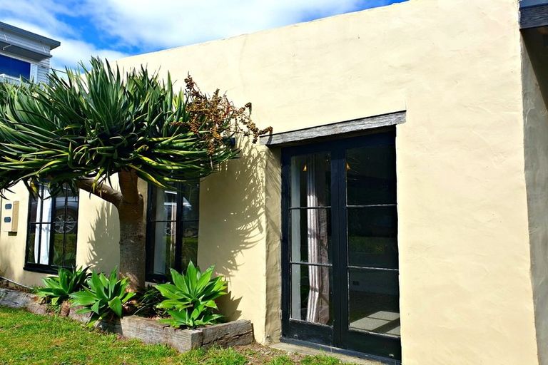 Photo of property in 91g Wade River Road, Stanmore Bay, Whangaparaoa, 0932