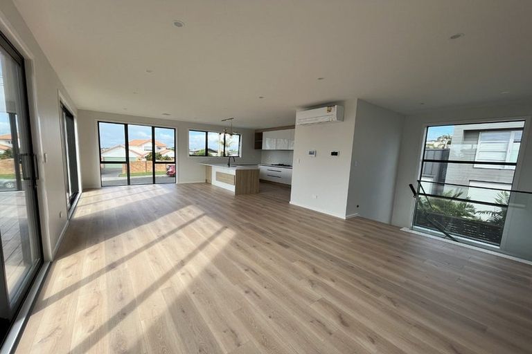 Photo of property in 43 Knights Road, Rothesay Bay, Auckland, 0630