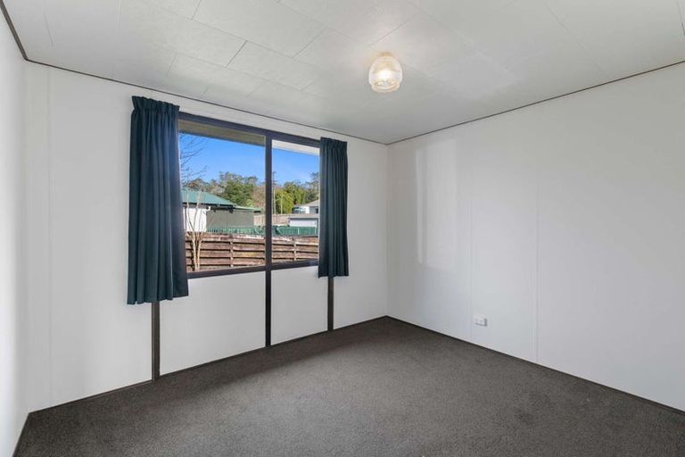 Photo of property in 2/76 Parrs Cross Road, Henderson, Auckland, 0612