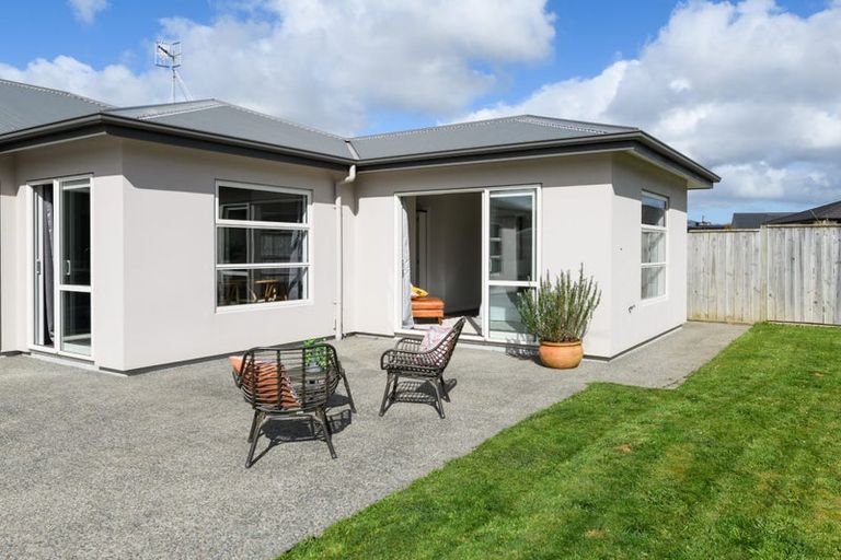 Photo of property in 15 Coutts Way, Fitzherbert, Palmerston North, 4410