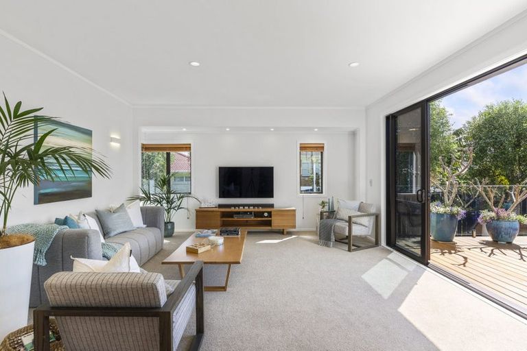 Photo of property in 2/9 Folkestone Street, Murrays Bay, Auckland, 0630