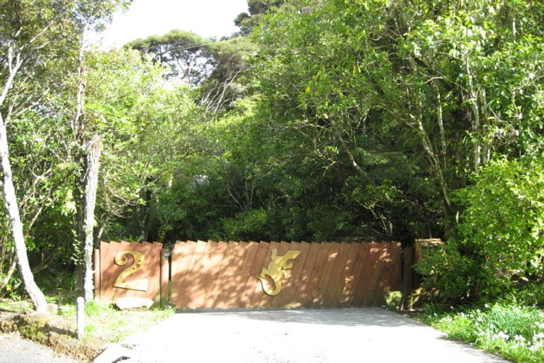 Photo of property in 2 Cascade Avenue, Waiatarua, Auckland, 0604