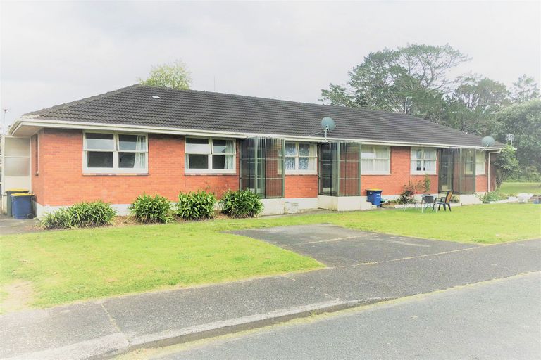 Photo of property in 4/2 Godley Road, Green Bay, Auckland, 0604