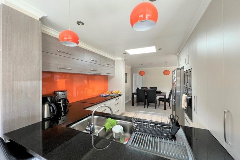 Photo of property in 2 Tir Conaill Avenue, Flat Bush, Auckland, 2019