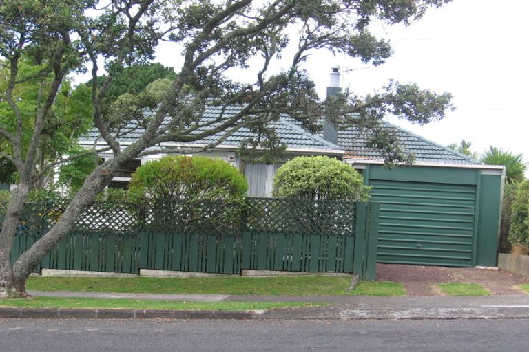 Photo of property in 2/79 Verran Road, Birkenhead, Auckland, 0626
