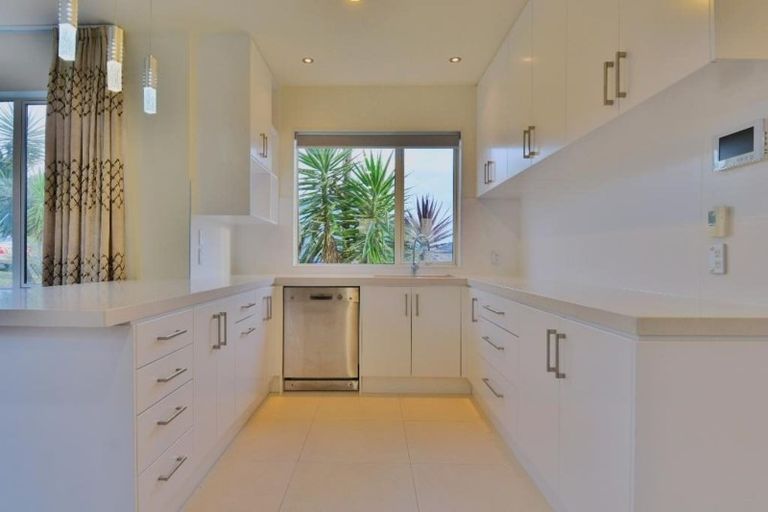 Photo of property in 16 Loughros Place, Pinehill, Auckland, 0632