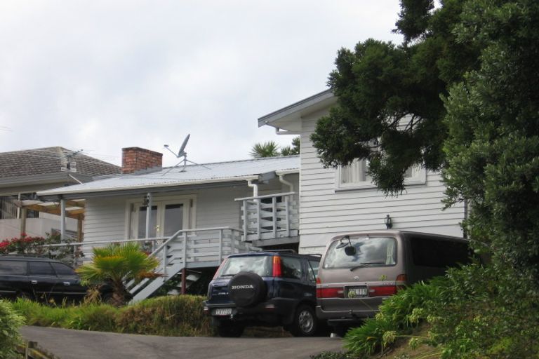 Photo of property in 2/10 Webb Place, Forrest Hill, Auckland, 0620