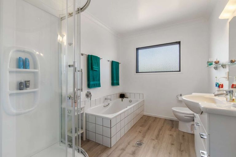 Photo of property in 19a Kawaha Point Road, Fairy Springs, Rotorua, 3015