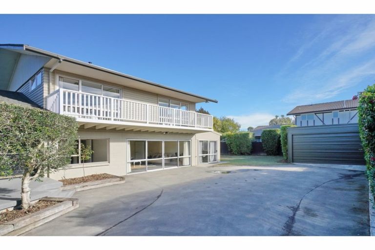 Photo of property in 6 Banff Place, Avonhead, Christchurch, 8042