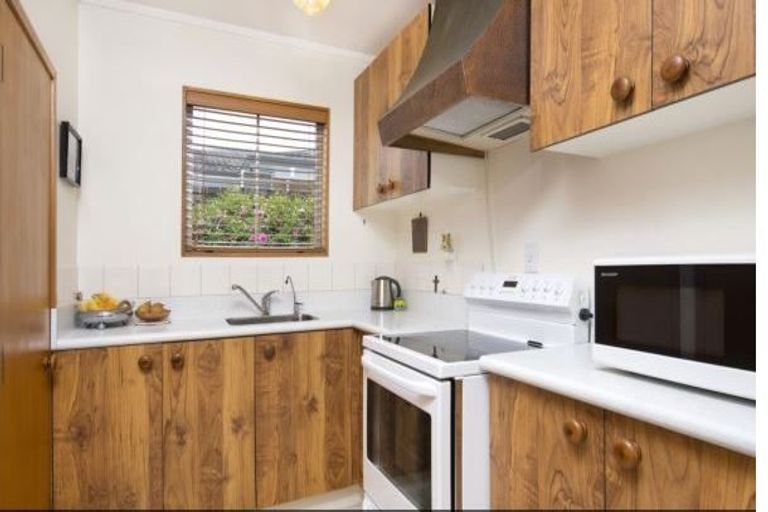 Photo of property in 2/3 Benygloe Place, Highland Park, Auckland, 2010