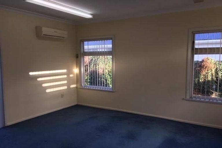 Photo of property in 213 Memorial Avenue, Burnside, Christchurch, 8053