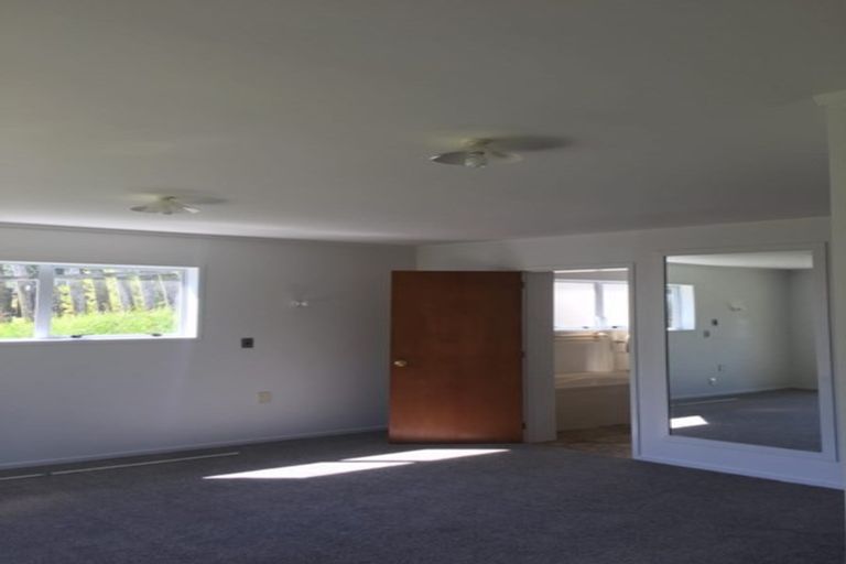 Photo of property in 303 Glenfield Road, Glenfield, Auckland, 0629