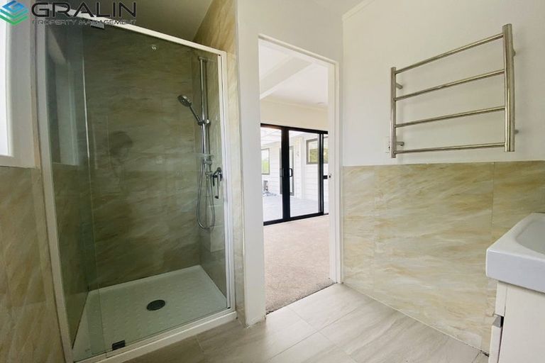 Photo of property in 32 Kelman Road, Kelston, Auckland, 0602