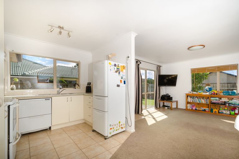 Photo of property in 114f Colwill Road, Massey, Auckland, 0614