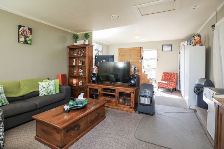 Photo of property in 12 Burrows Place, Frankton, Hamilton, 3204