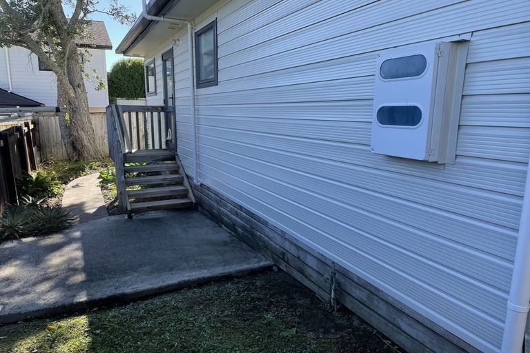 Photo of property in 21 Lantana Road, Green Bay, Auckland, 0604