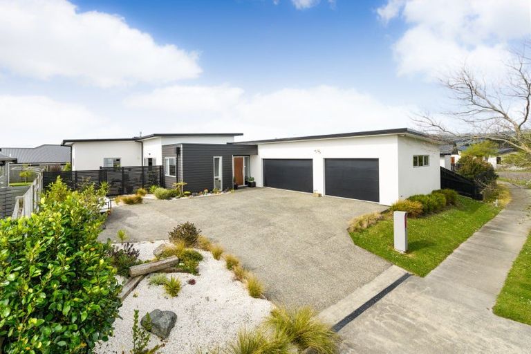 Photo of property in 4 Saint Heliers Grove, Fitzherbert, Palmerston North, 4410