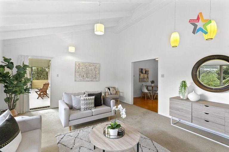 Photo of property in 28 Woodhouse Avenue, Karori, Wellington, 6012