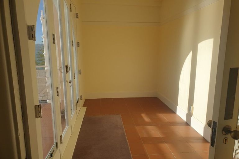 Photo of property in Inverleith Apartments, 5/306 Oriental Parade, Oriental Bay, Wellington, 6011