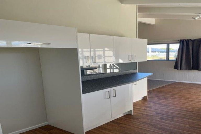 Photo of property in 1a Saint Vincent Way, Waikanae, 5036