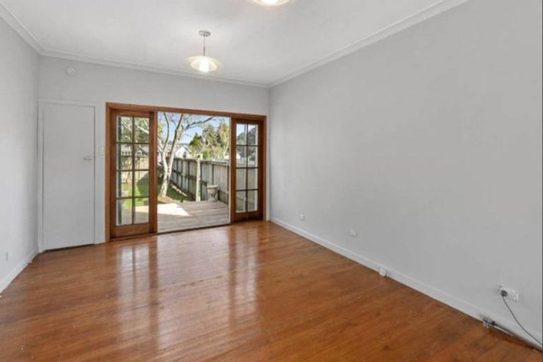 Photo of property in 18 Woodglen Road, Glen Eden, Auckland, 0602