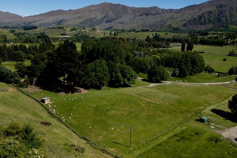 Photo of property in 28 Hogans Gully Road, Arrowtown, 9371